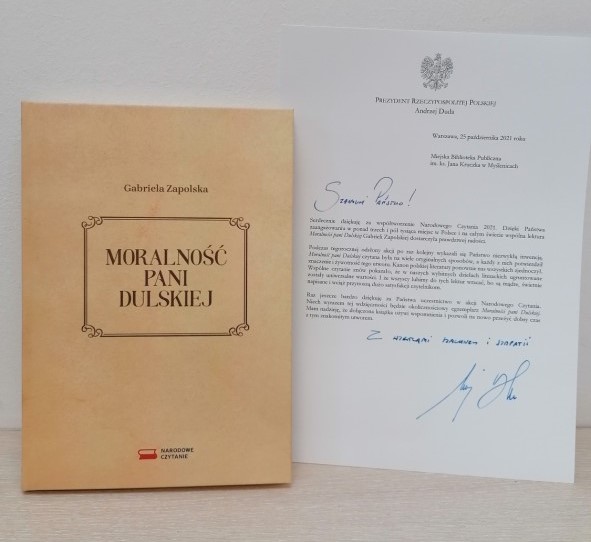 Książka Moralnośc Pani Dulskiej oraz podziękowania od Prezydenta Rzeczypospolitej Polskiej Andrzeja Dudy za współtworzenie Narodowego Czytania 2021